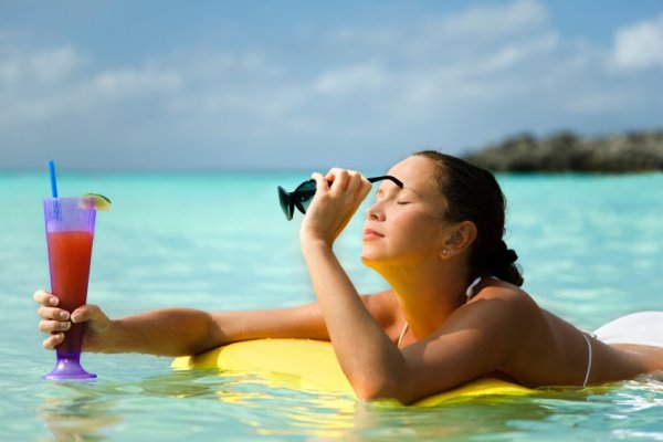 Коктейль у бассейна