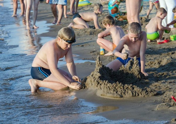 На пляже купание
