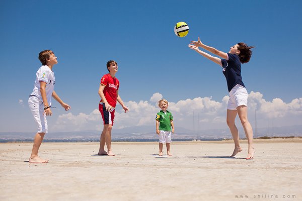 Подростки играют в мяч