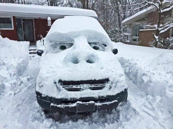 Машину замело снегом