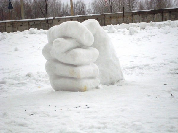 Забавные фигуры из снега