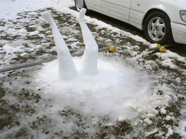 Ноги из сугроба