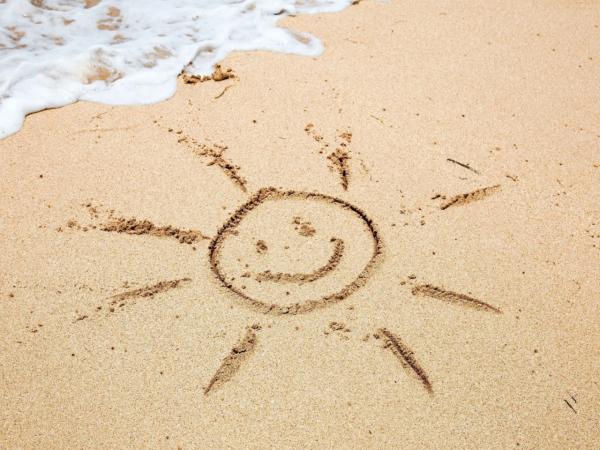 Надпись на песке на море