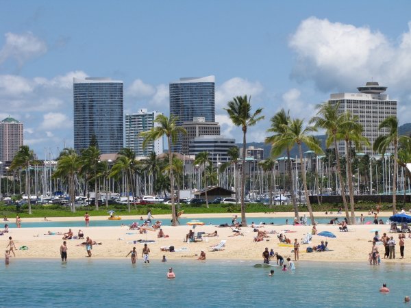 Красивый городской пляж