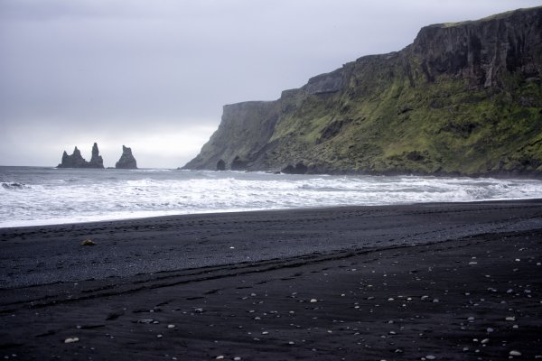 Рейнисфьяра Исландия черный пляж