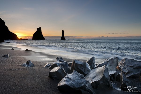 Рейнисфьяра Исландия черный пляж