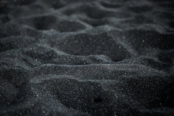 Черный песок