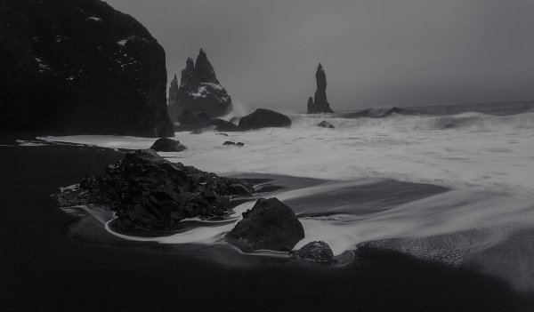 Исландия черный пляж скала