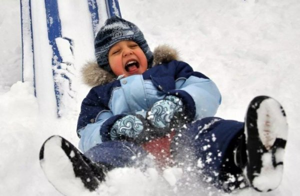 Мальчишки катаются с горки