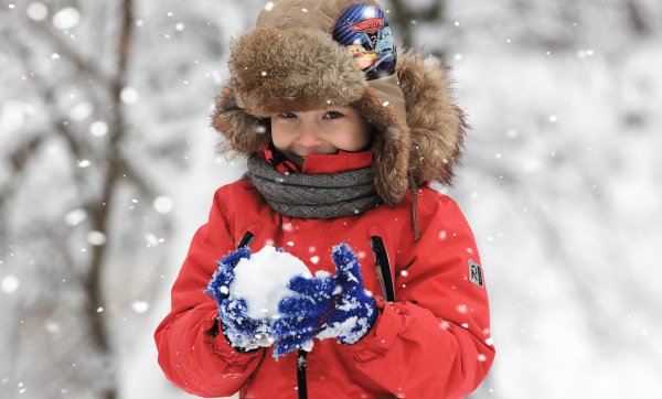 Дети играющие в снежки