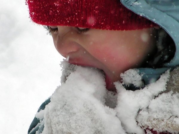 Ребенок ест снег