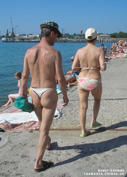 Мужчины в стрингах на пляже