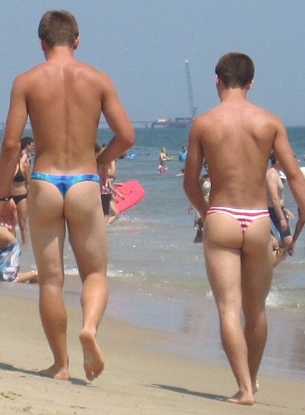 Мальчики в стрингах на пляже