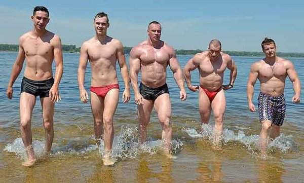 Парни на пляже Россия