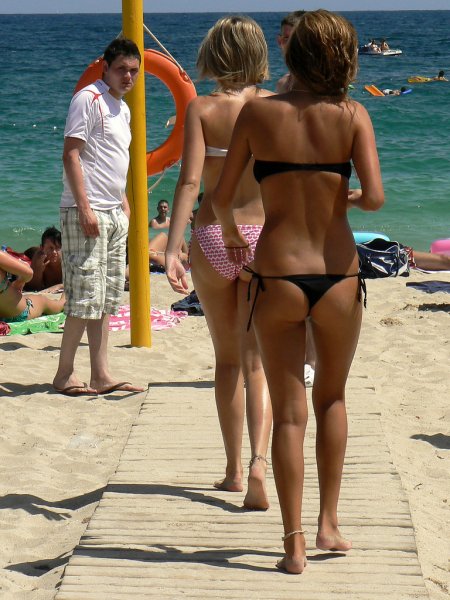 Девчонки в стрингах на пляже