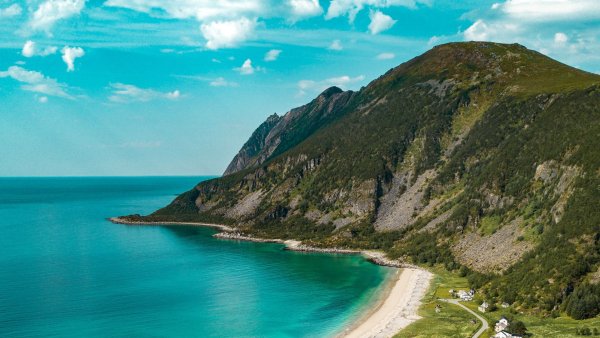 Побережье горы море