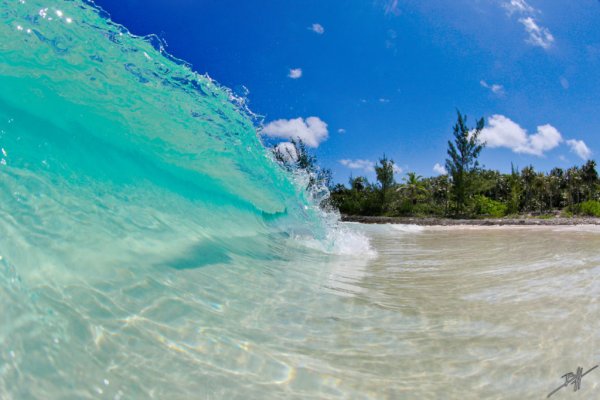 Голубая прозрачная вода
