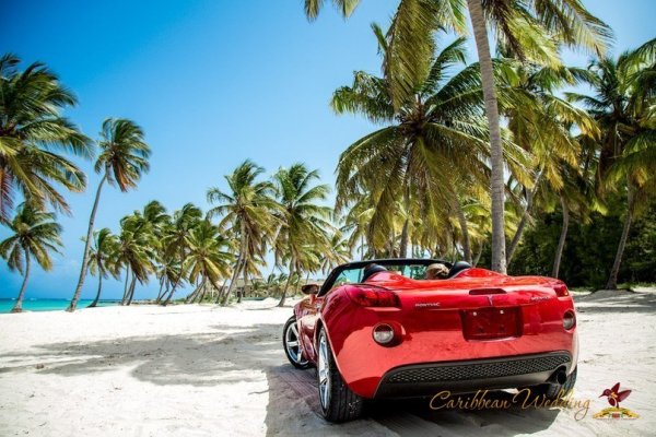 Машина на пляже