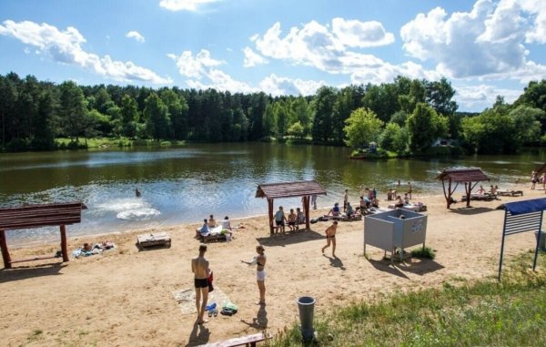 Оборудованный пляж на озере