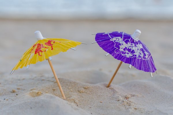 Красивый пляж с зонтиками