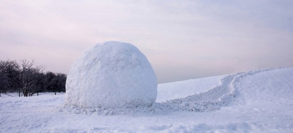 Большой комок снега