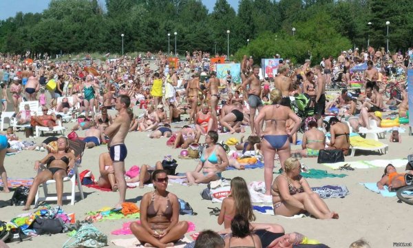 Люди на пляже Россия
