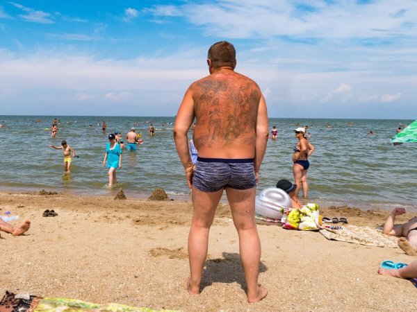 Люди на пляже Россия