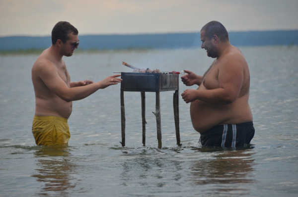 Мужики на озере