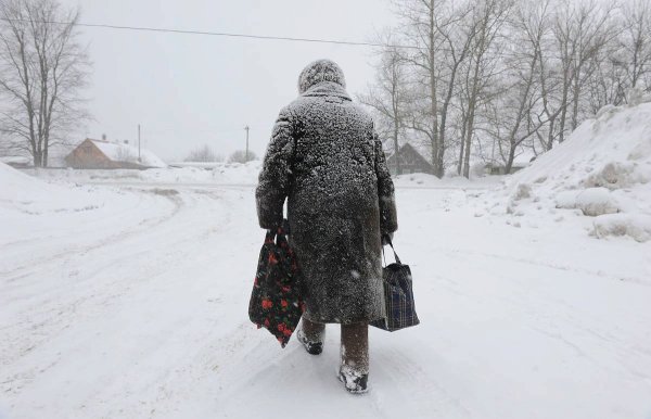 Бабушка на улице зимой