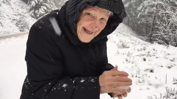 Бабка в снегу