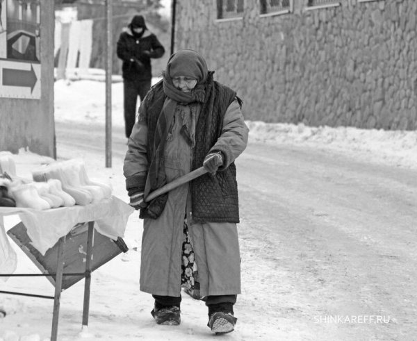 Баба с лопатой снег