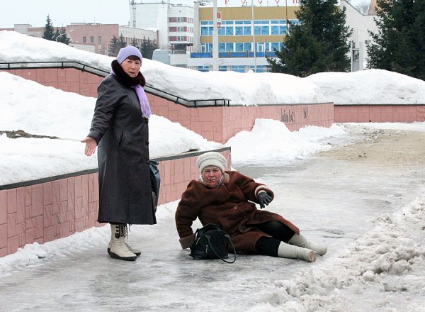 Бабушка на улице зимой