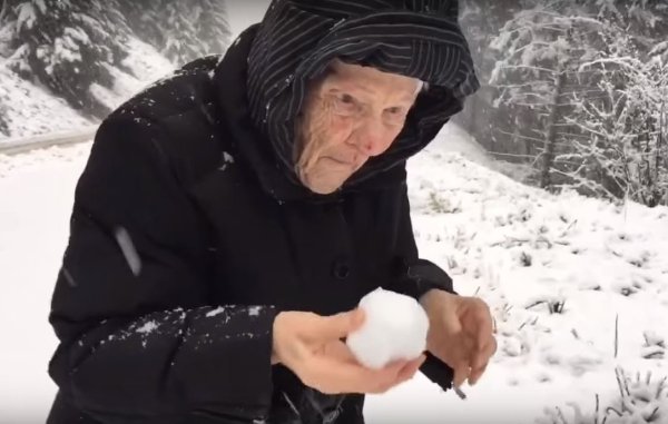 Старуха в снегу