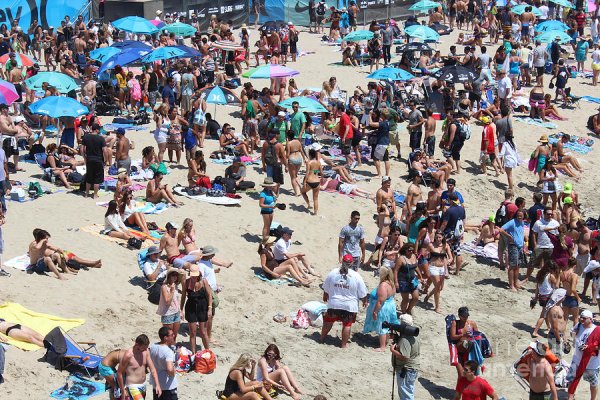 Люди загорают на пляже