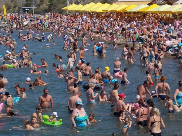 Много людей на пляже