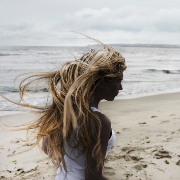 Девочка со светлыми волосами на море