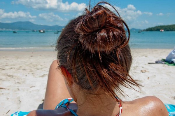 Шатенка на море со спины