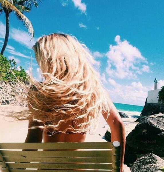 Девушка блондинка на море