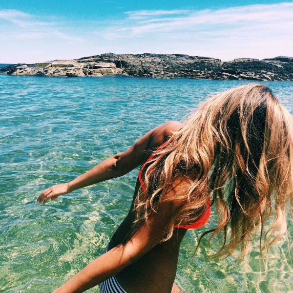 Девушка на море со спины