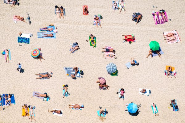 Люди на пляже вид сверху