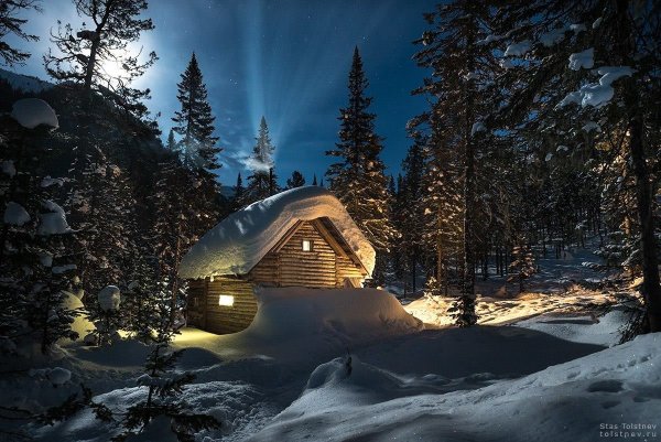 Заснеженный домик в лесу