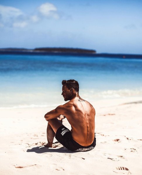 Мужская фотосессия на пляже