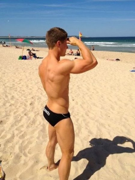 Обычный мужчина на пляже