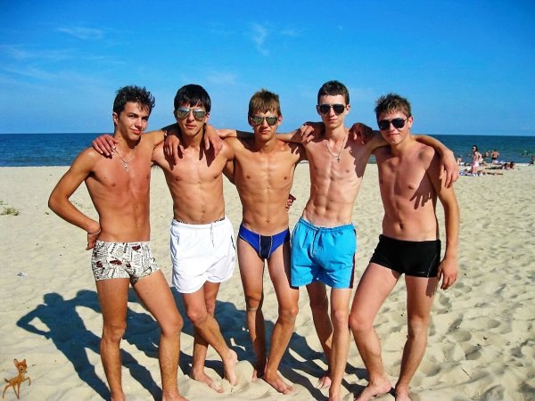 Парни в лагере