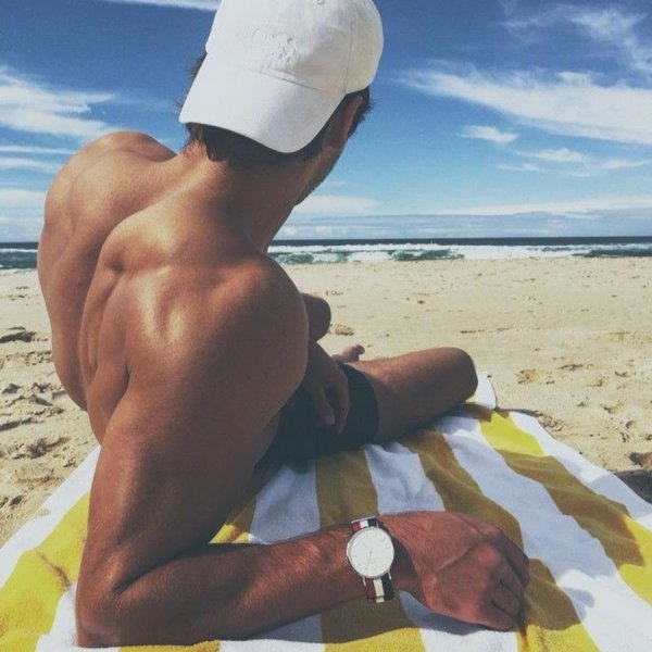 Мужская спина на пляже