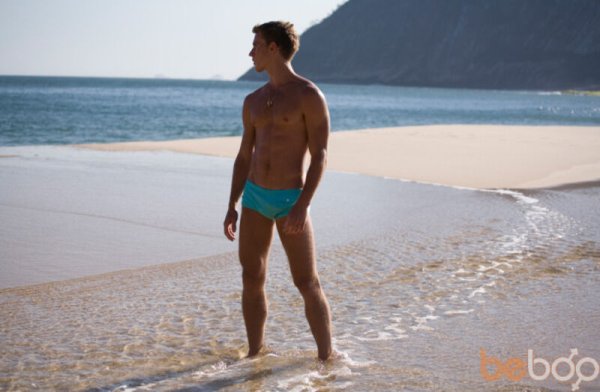 Обычные парни на пляже