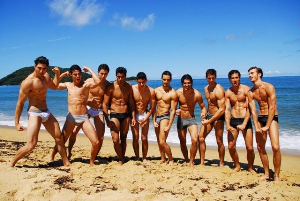 Толпа красивых мужчин