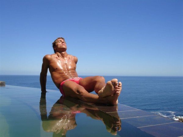 Загорелый мужчина на пляже