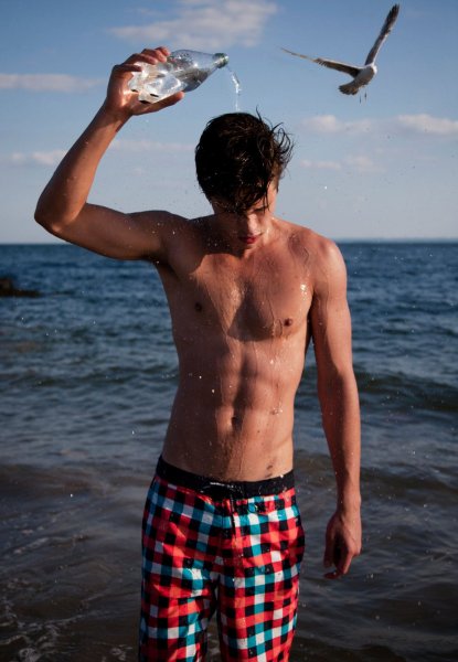 Парень на море