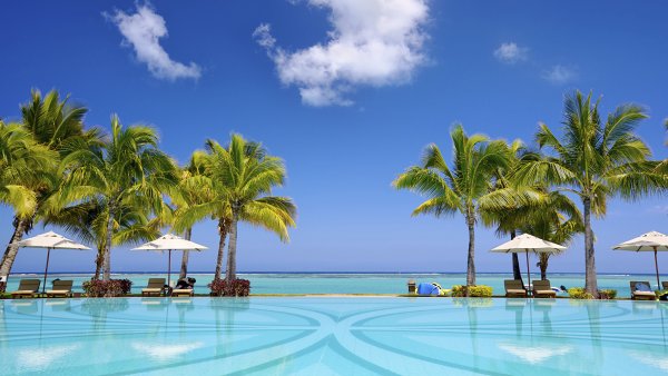 Пляж с пальмами